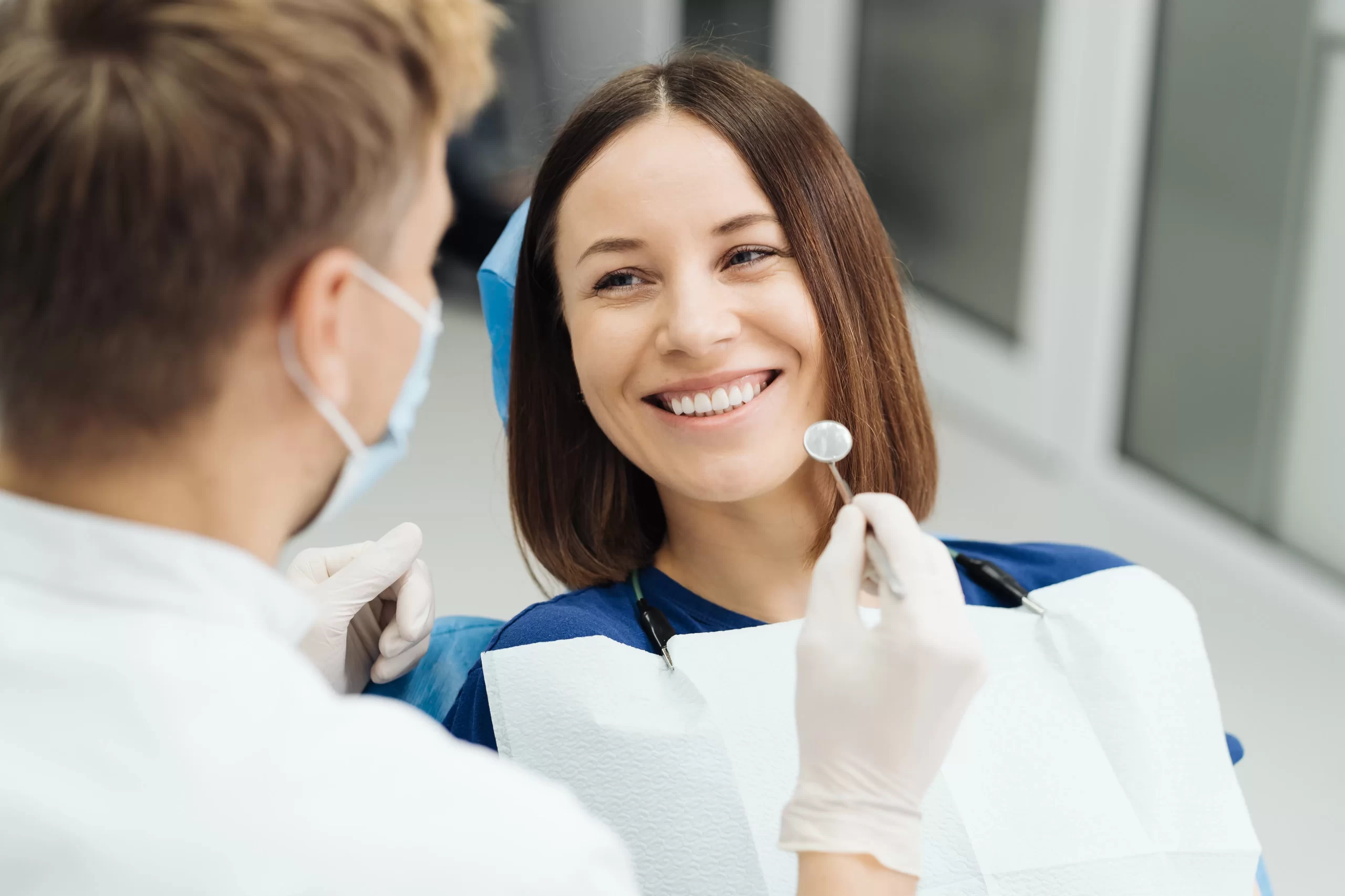 Donna sorridente durante una visita di prevenzione dentale.